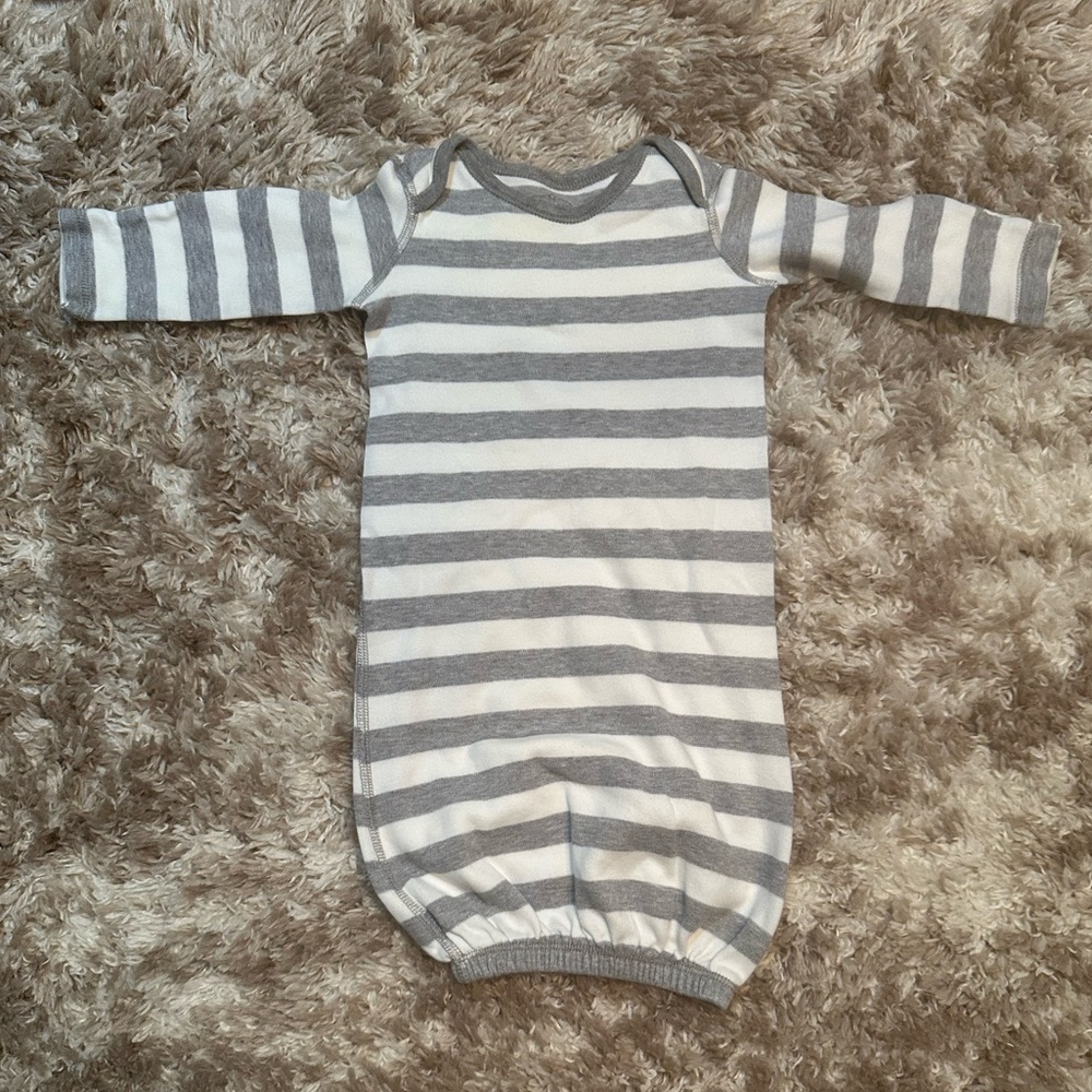 🌸 $3 if bundled - 0 - 3 month Moon and Back grey striped baby bag sleeper gown